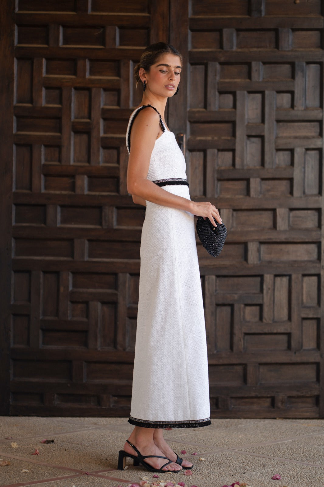 Conjunto de fiesta perforado blanco con flecos negros para eventos vista lateral