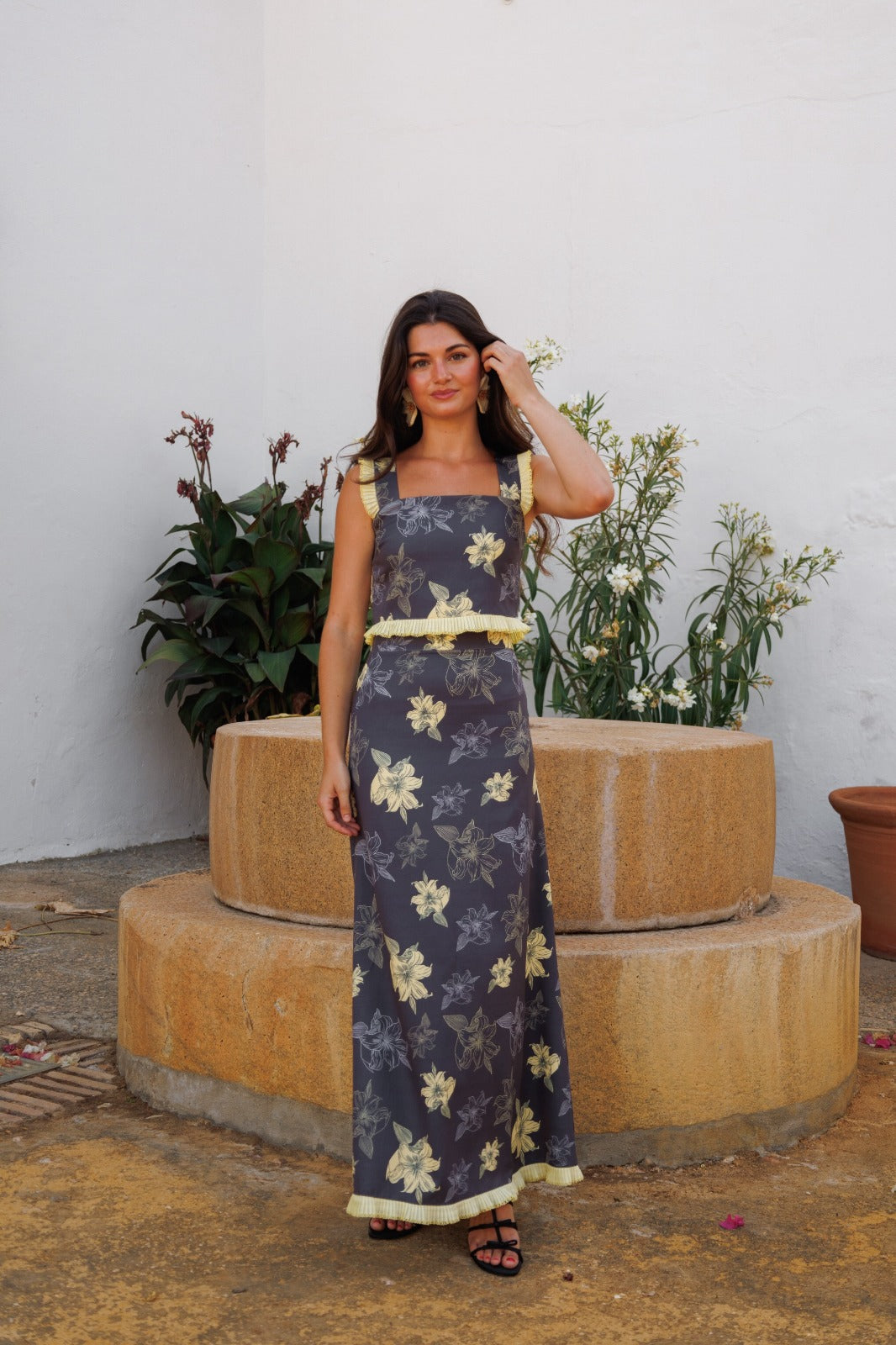 Conjunto de invitada gris y amarillo con estampado de flores, ideal para bodas