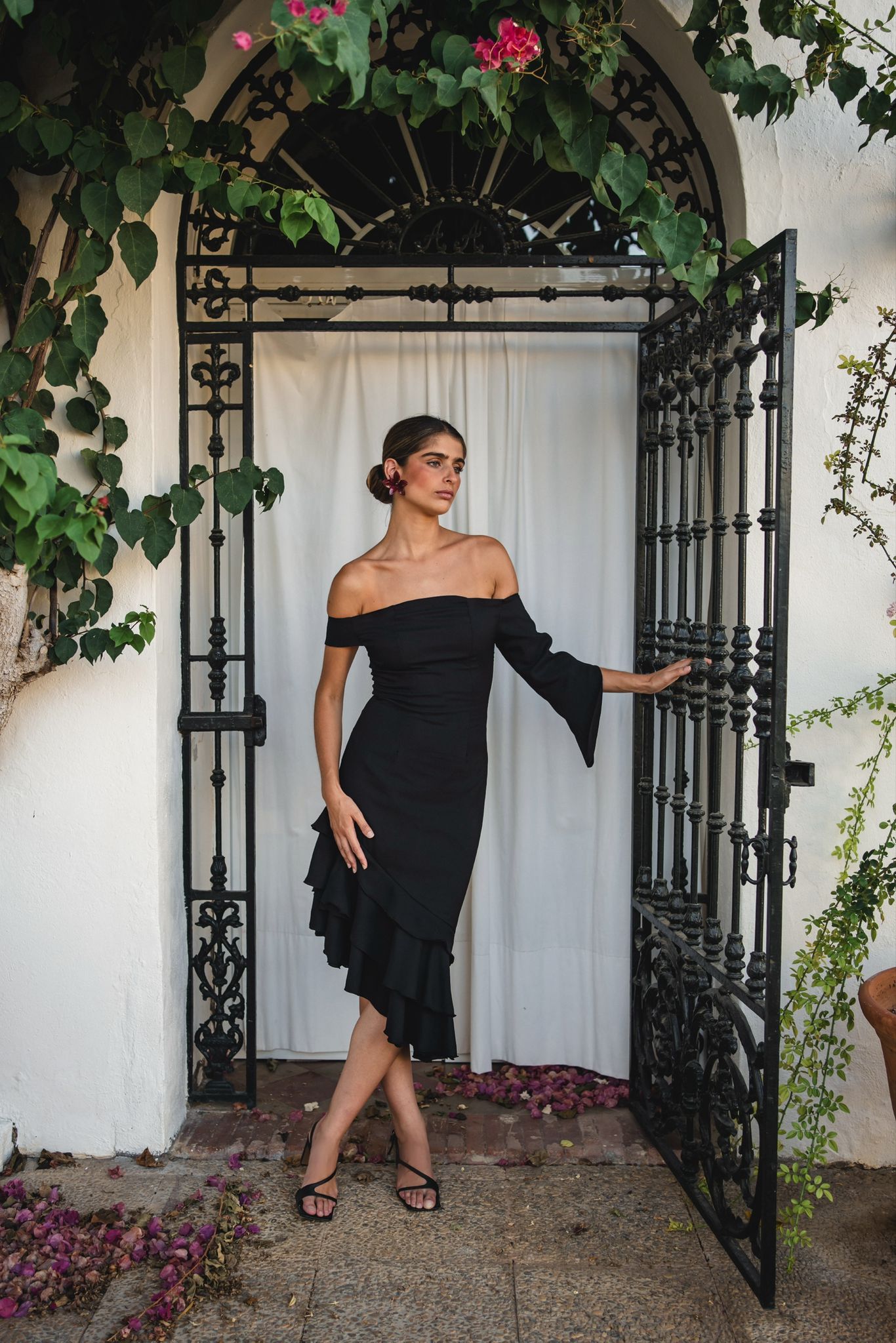 Vestido midi clarín negro de fiesta con manga y detalles de volantes, vista frontal