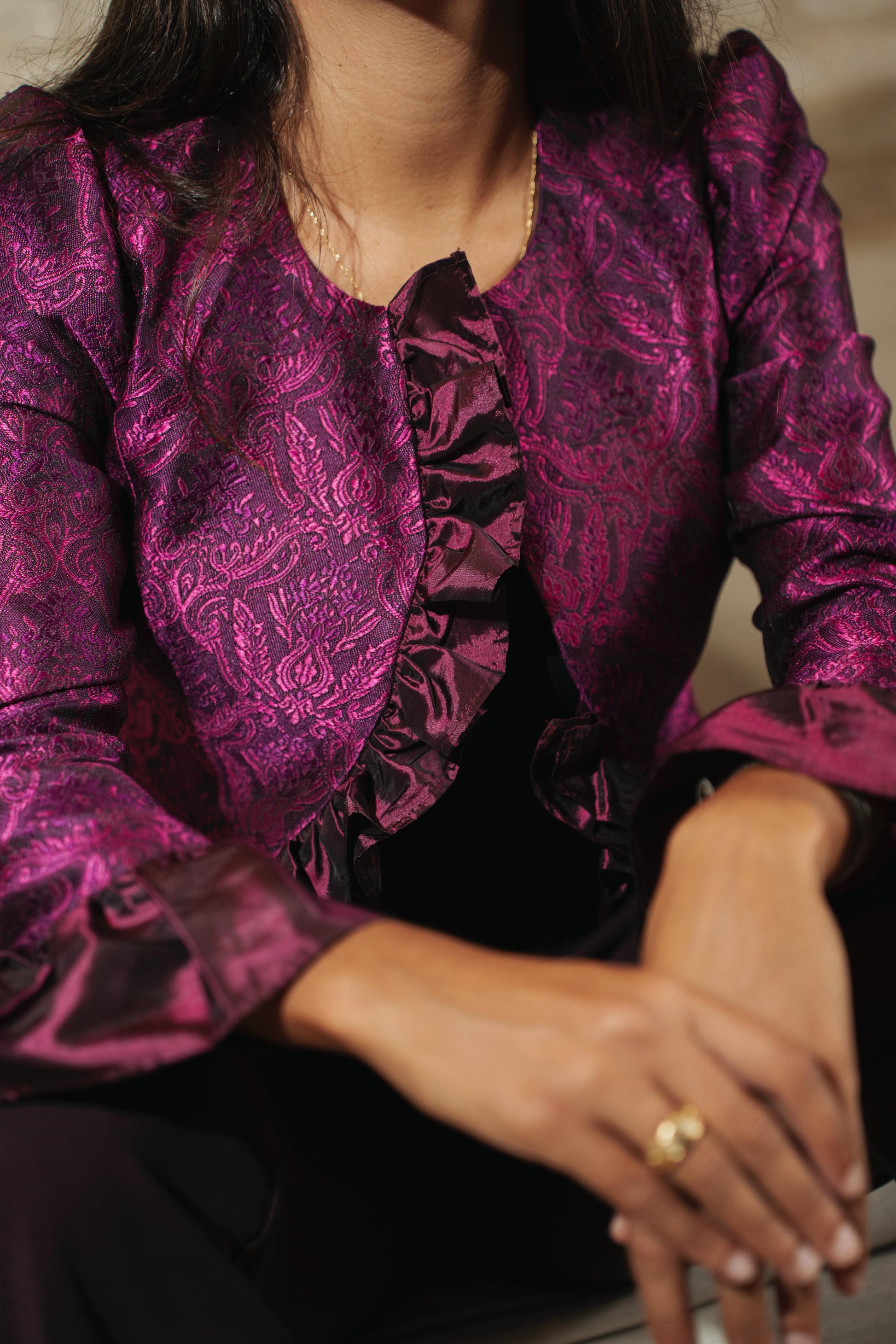 Chaqueta esencia buganvilla corta tipo joya con volantes entallada ideal para fiestas detalles