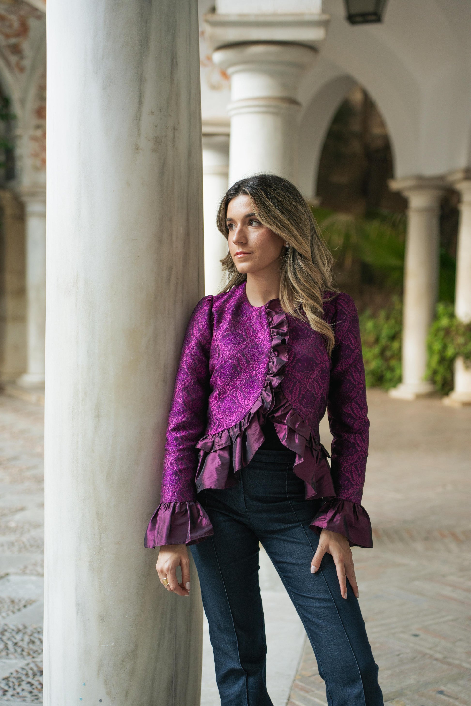 Chaqueta esencia buganvilla corta tipo joya con volantes entallada ideal para fiestas lejos