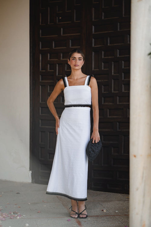 Conjunto de fiesta perforado blanco con flecos negros para eventos vista frontal