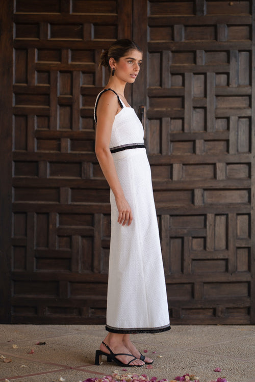 Conjunto falda y top perforado blanco con flecos negros para eventos vista lateral