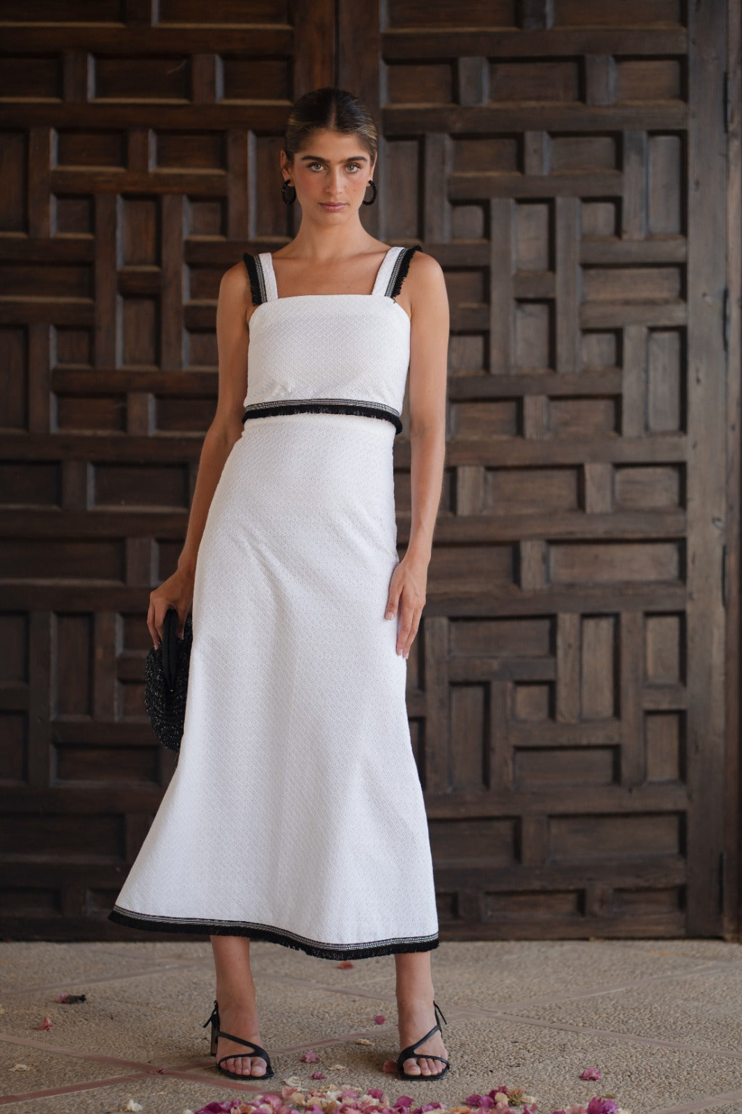 Conjunto top y falda perforado blanco con flecos negros para eventos modelo