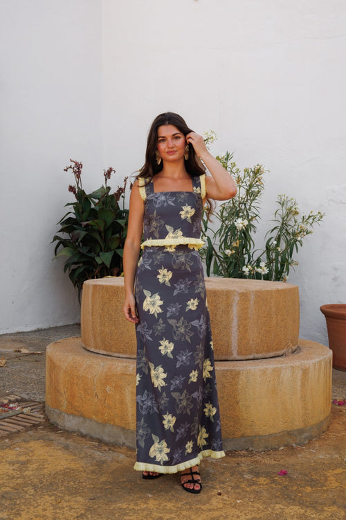 Conjunto de invitada gris y amarillo con estampado de flores, ideal para bodas