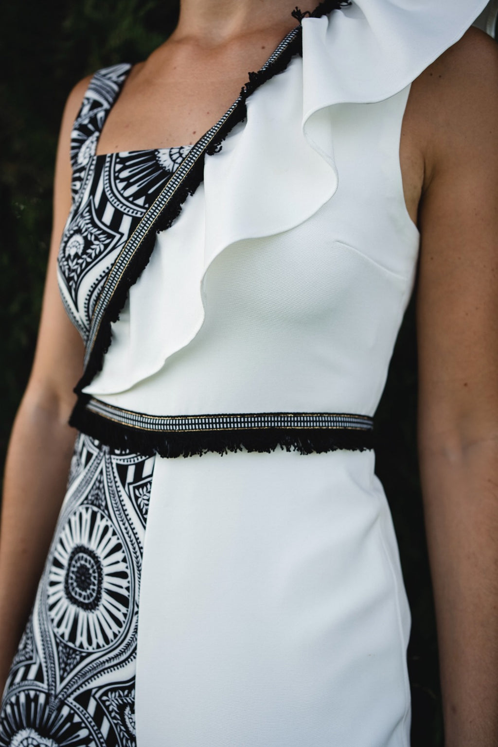 Mono largo invitada asimétrico en blanco y negro geométrico, vista detalle volantes