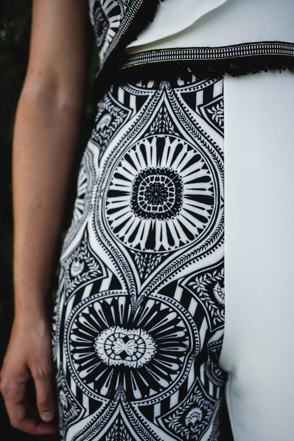 Mono largo invitada asimétrico en blanco y negro geométrico, detalles