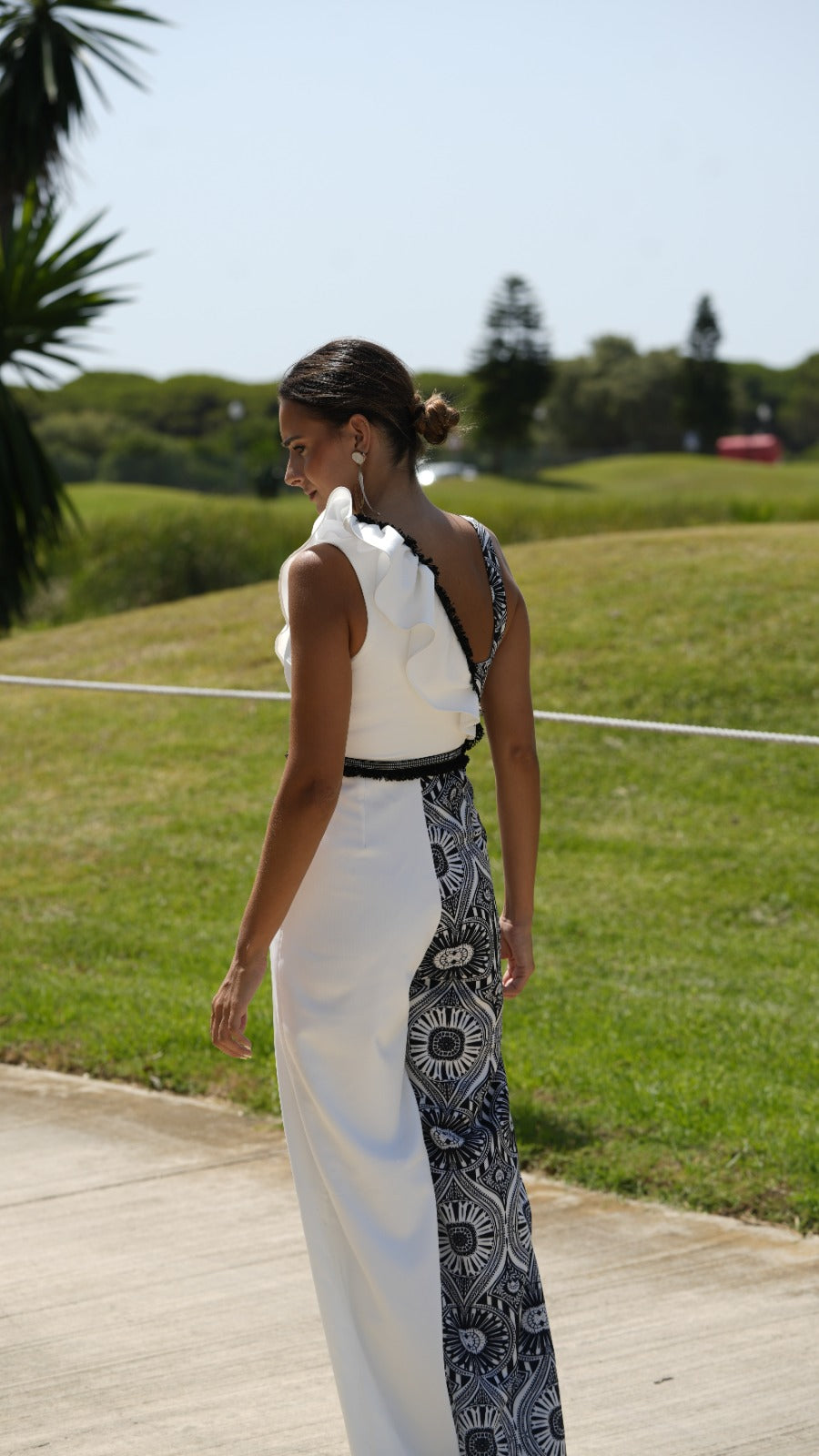 Mono largo invitada asimétrico en blanco y negro geométrico, vista espalda