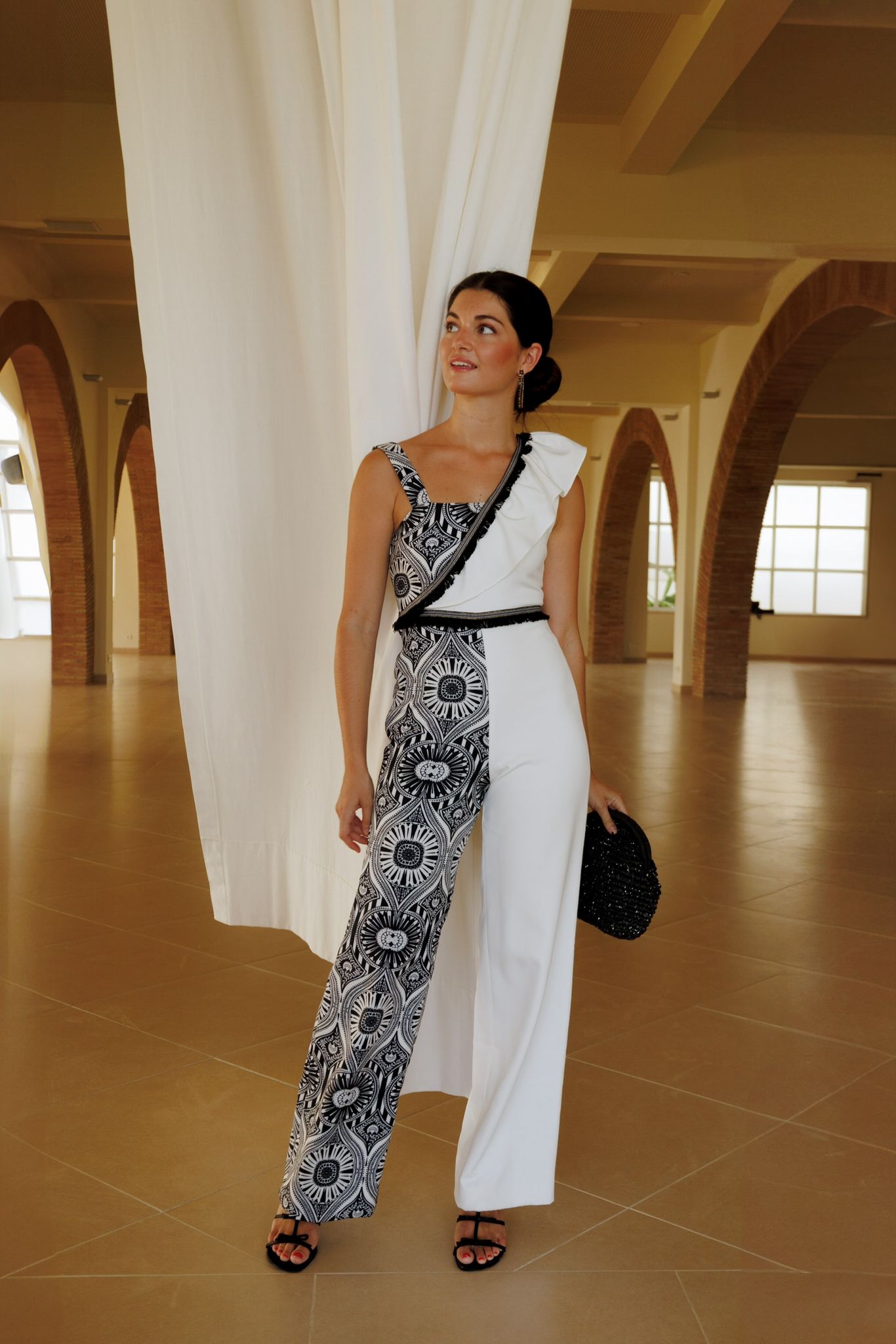 Mono largo invitada asimétrico en blanco y negro geométrico, vista frontal