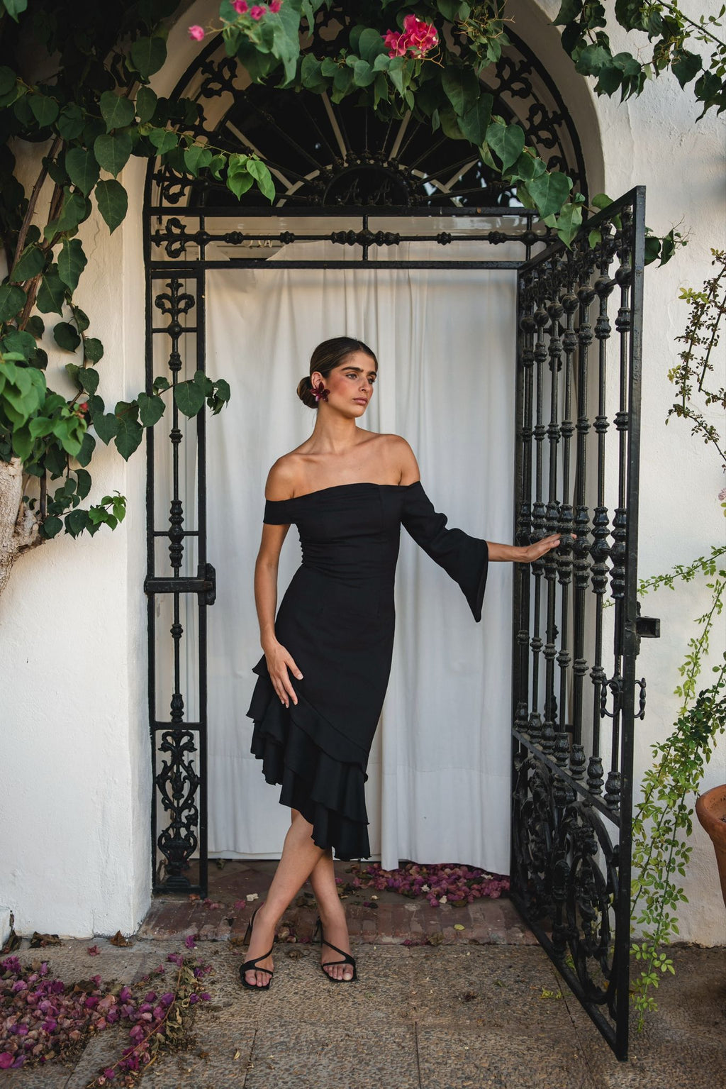 Vestido midi clarín negro de fiesta con manga y detalles de volantes, vista frontal