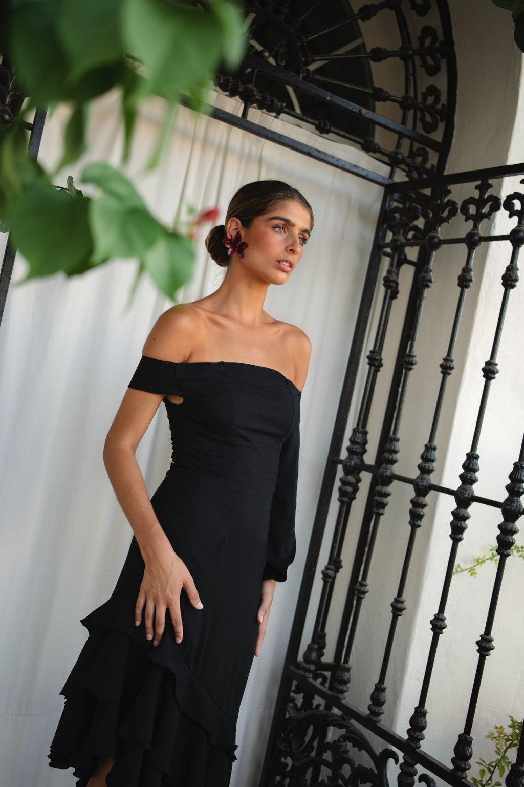 Vestido midi clarín negro de fiesta con manga y detalles de volantes,vista modelo